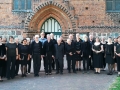 Kantorei Broder Hinrick während ihrer Konzertreise 2018 vor Peter-und-Paul-Kirche in Neubukow.